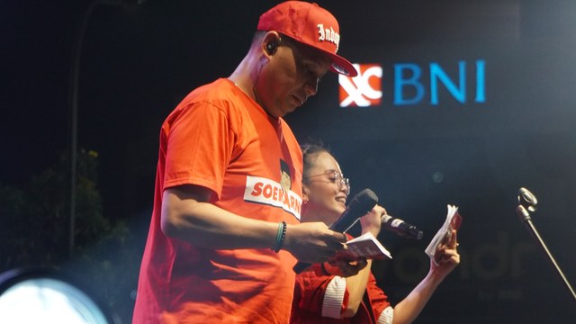 Winny membawakan acara Bekasi Soekarno Festival